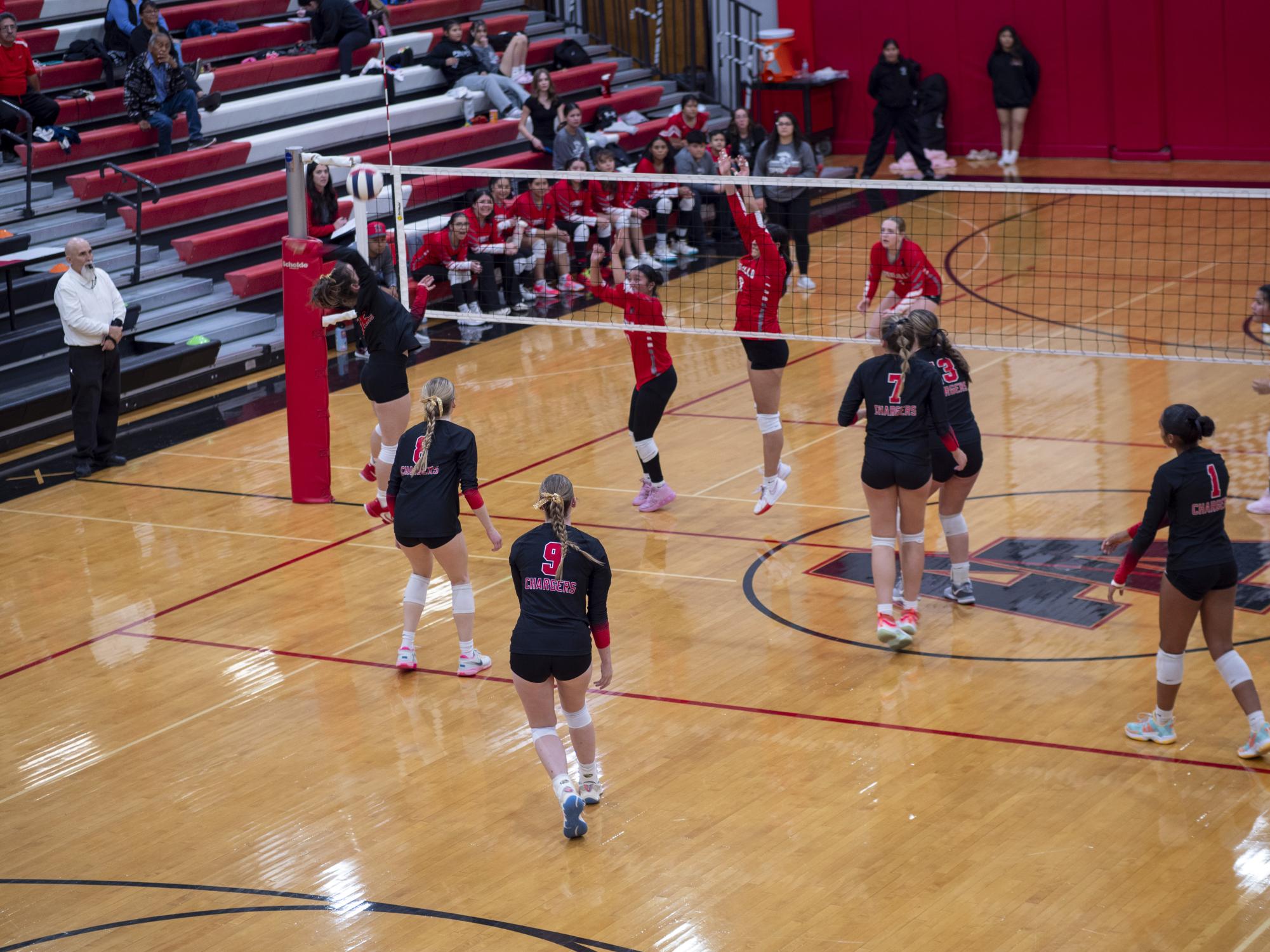 Girls Varsity Volleyball Wins Against Bernalillo in Closer to the Regular Season